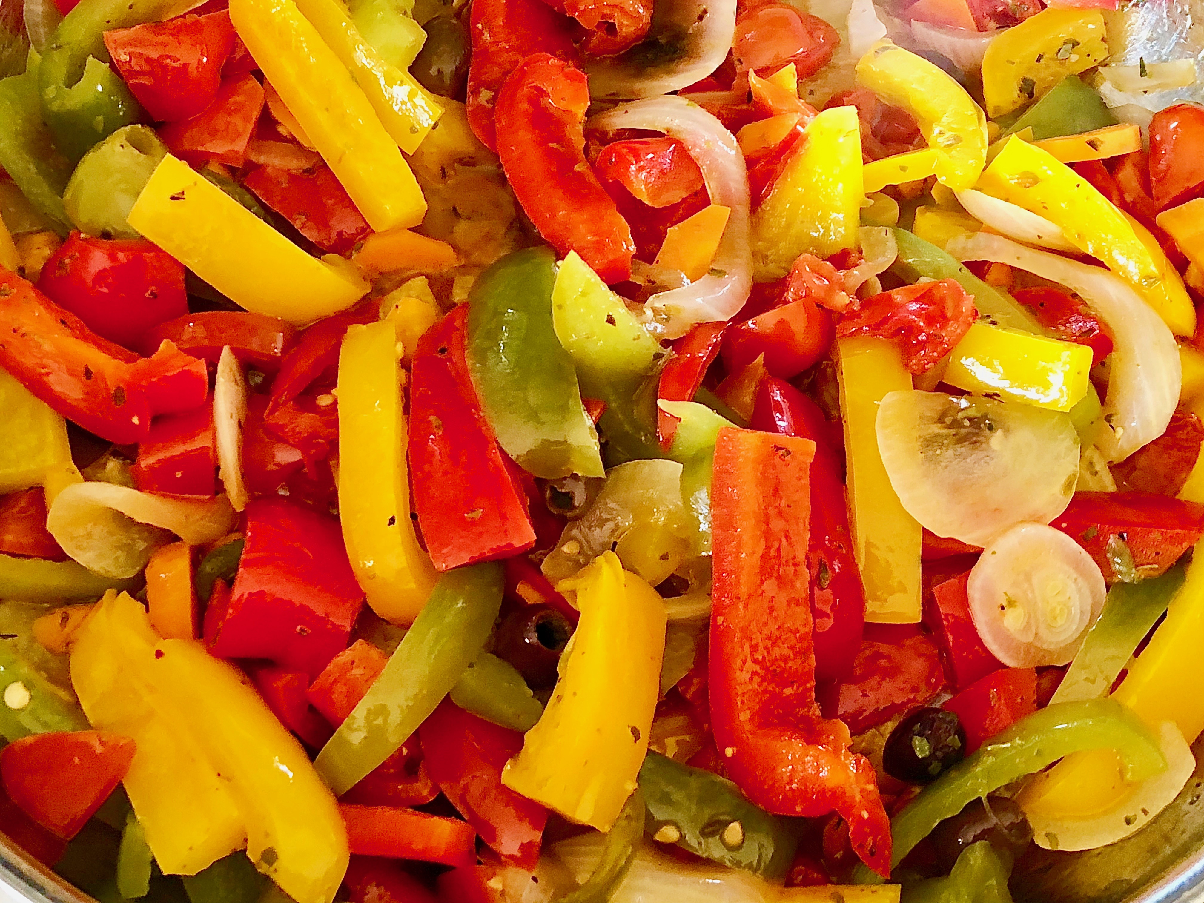 Antipasto di peperoni e di altre verdure