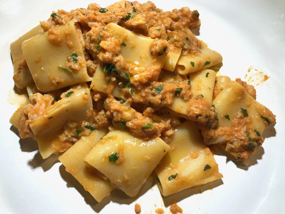 I paccheri con il ragù di scampi e di rana pescatrice