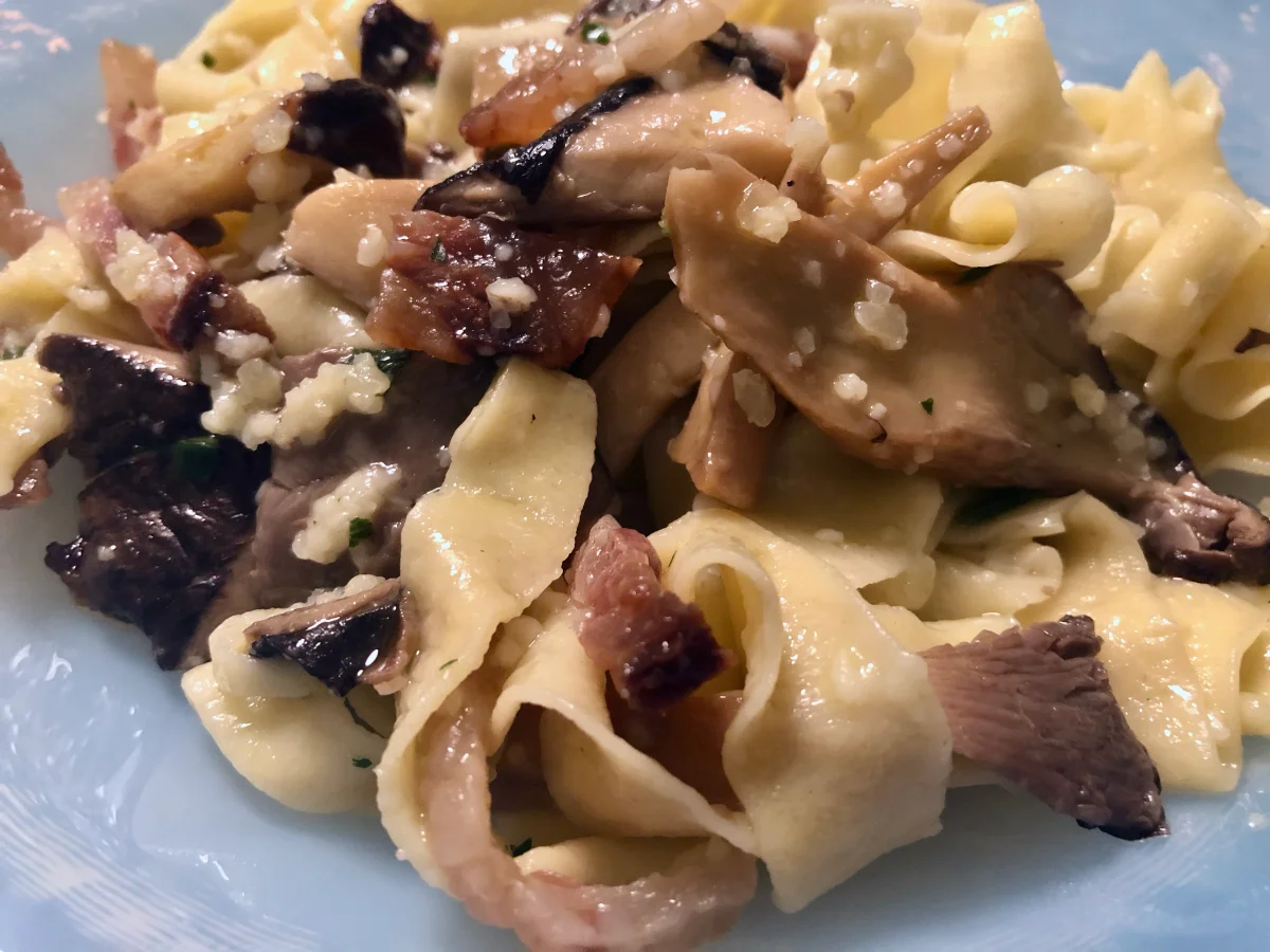 Le tagliatelle con i funghi cardoncelli e il guanciale affumicato