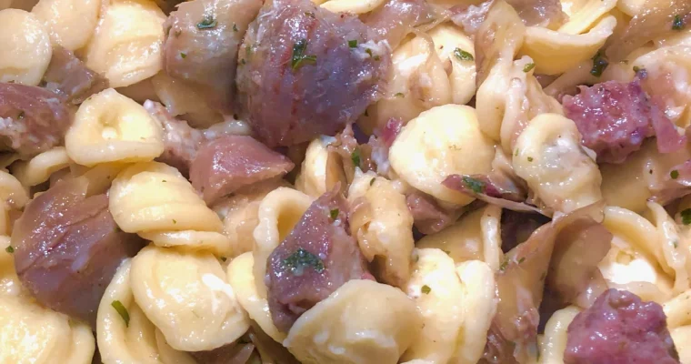 Le orecchiette con la salsiccia e i carciofi