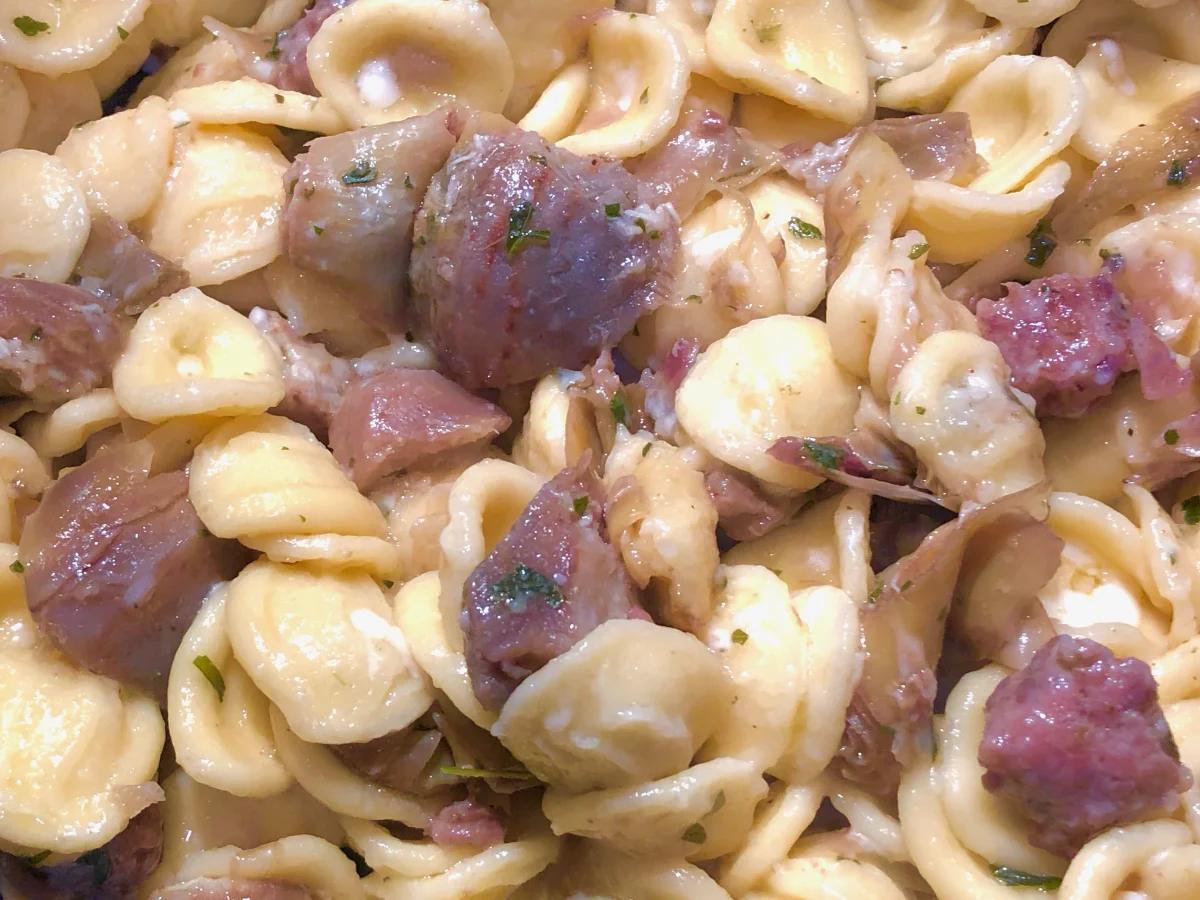 Le orecchiette con la salsiccia e i carciofi