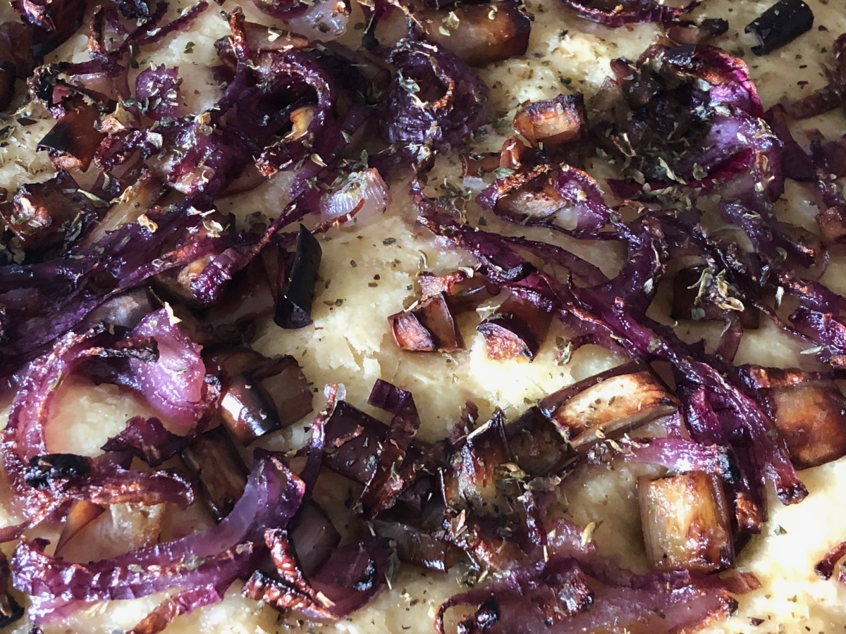 La focaccia con la cipolla di Tropea e il pecorino