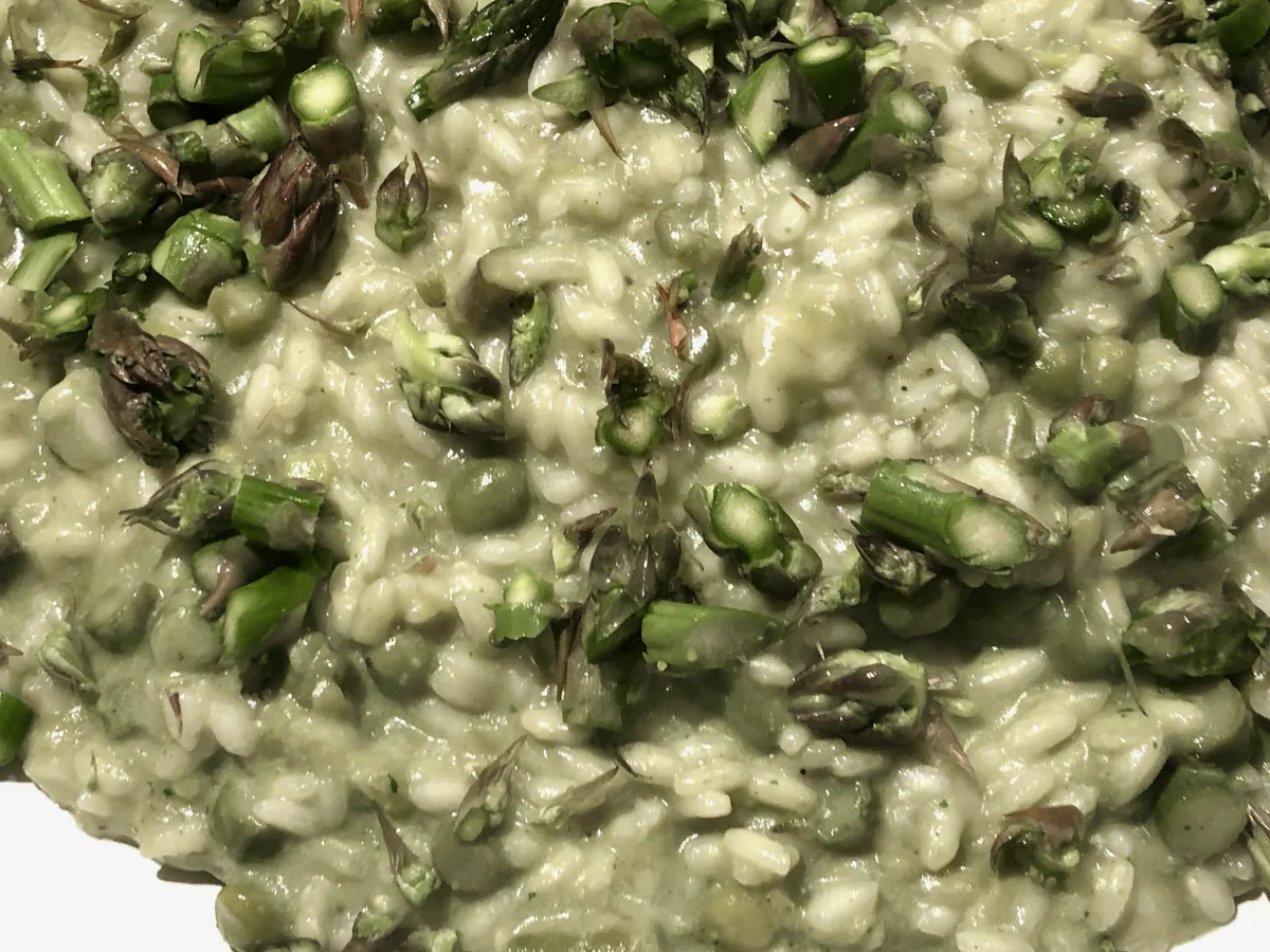 Il risotto con gli asparagi e i piselli