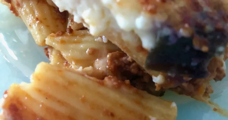 I maccheroni, con il ragù di carne e le melanzane