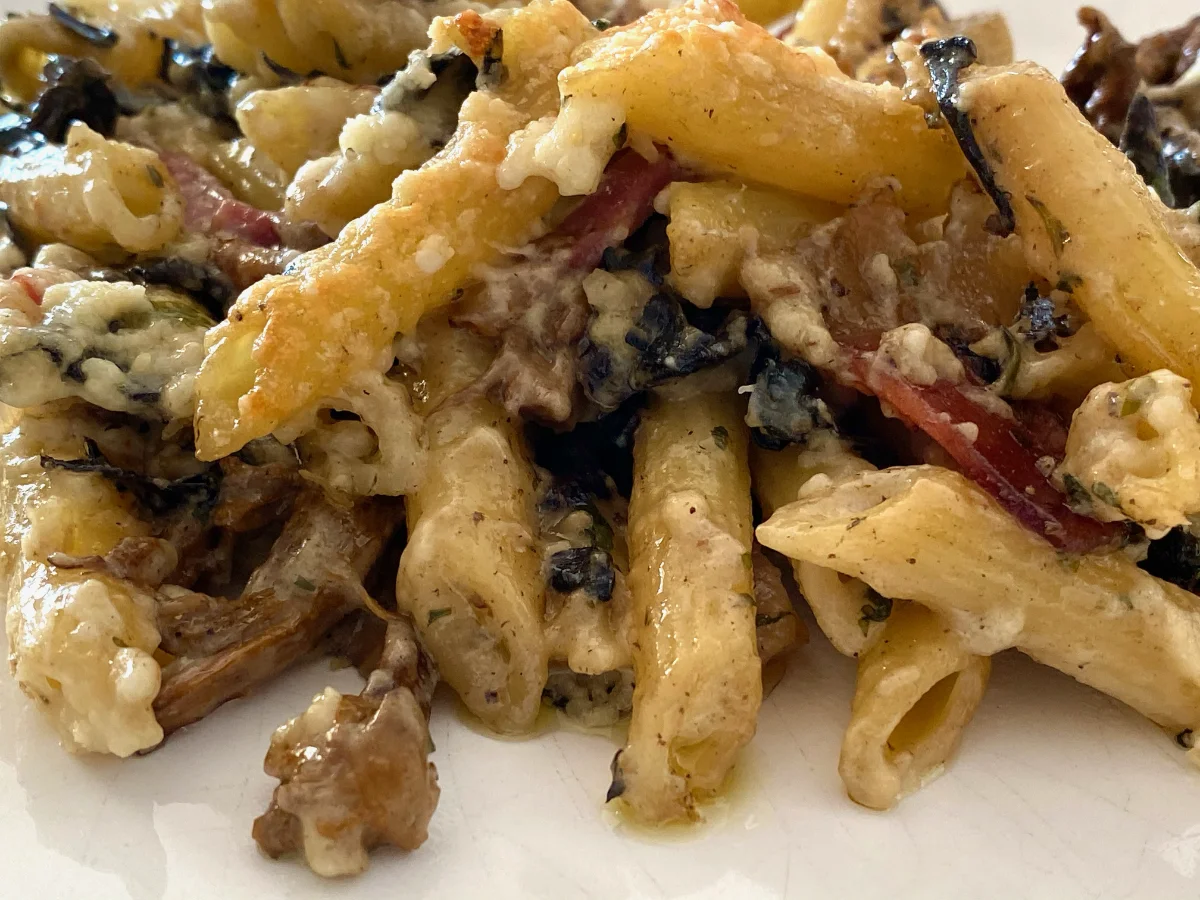 La pasta gratinata al forno con i funghi