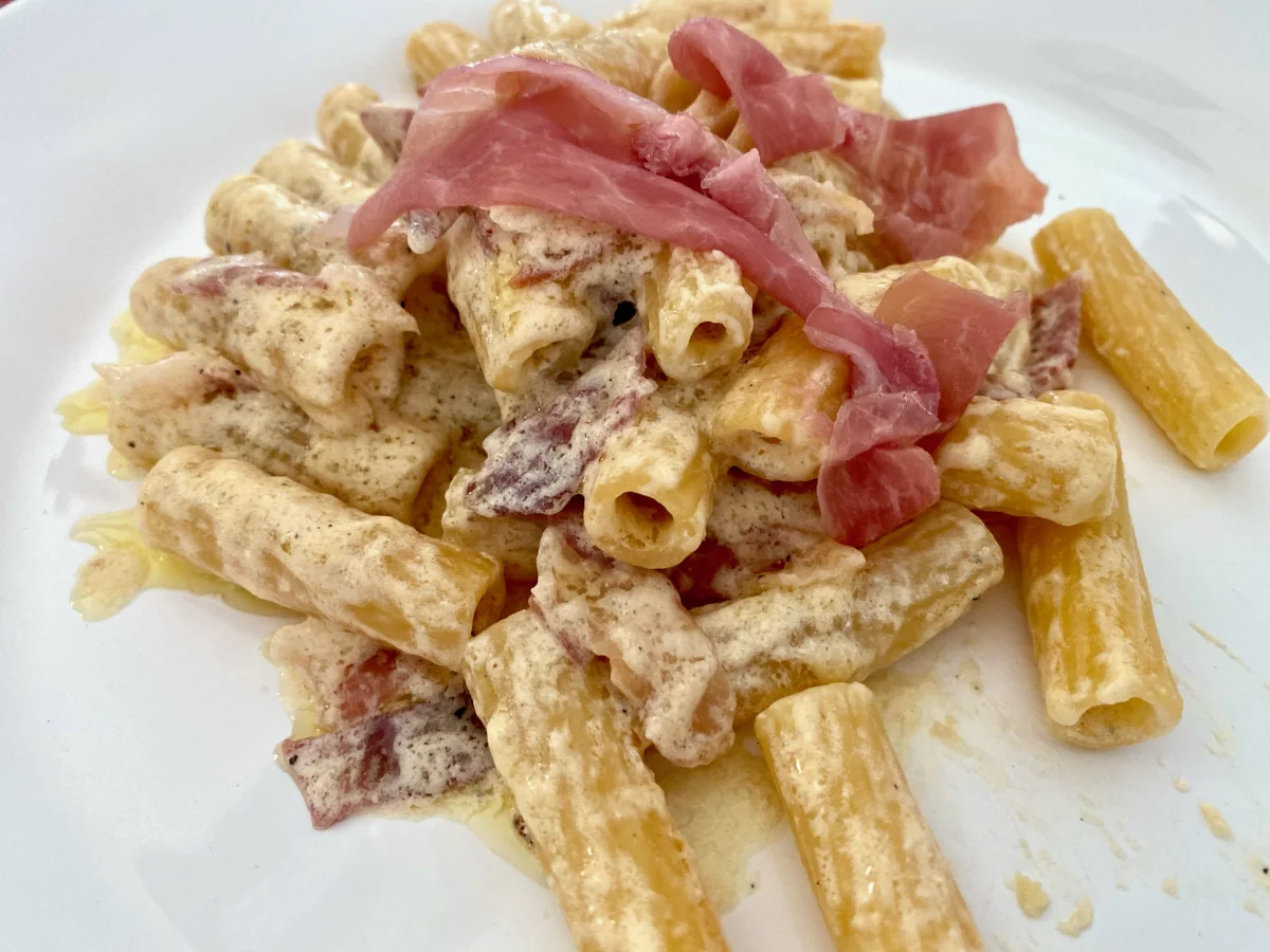 I maccheroni con il prosciutto crudo di San Daniele