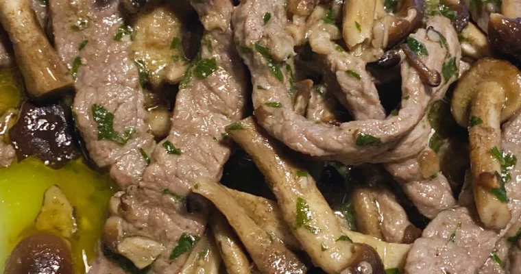 Gli straccetti di carne con i funghi pioppini