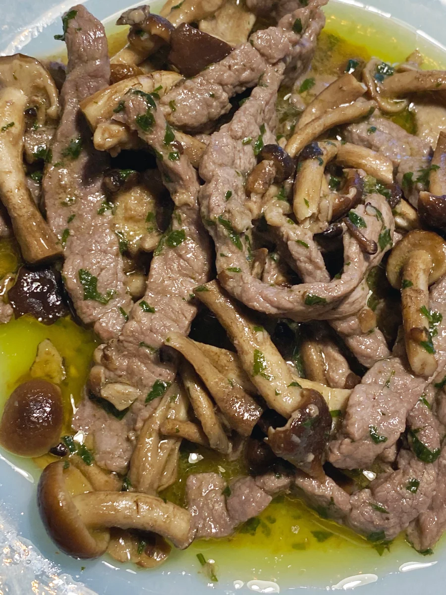 Gli straccetti di carne con i funghi pioppini