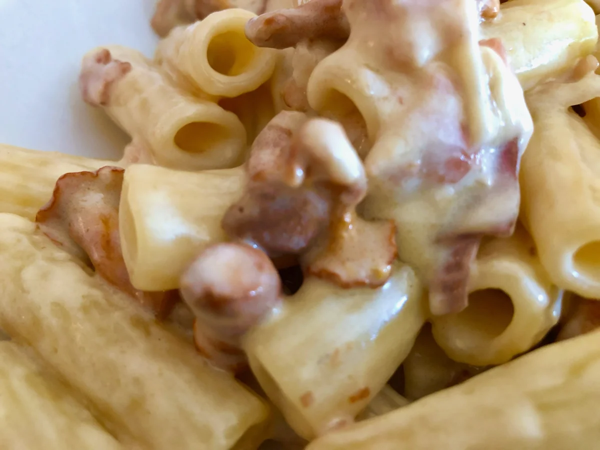 I maccheroni con i finferli (e, se volete con lo speck)