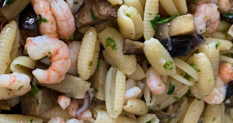 Gli gnocchetti sardi con i gamberi e le melanzane