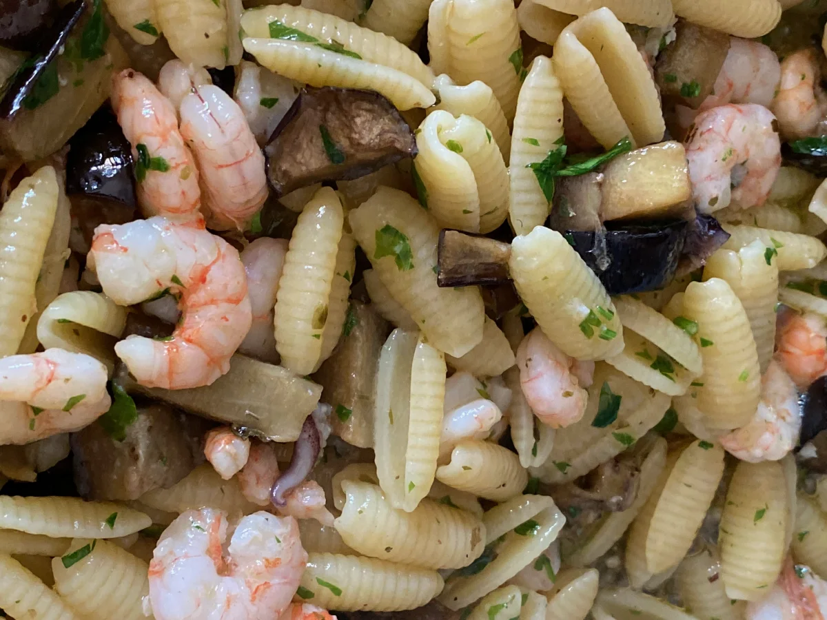 Gli gnocchetti sardi con i gamberi e le melanzane