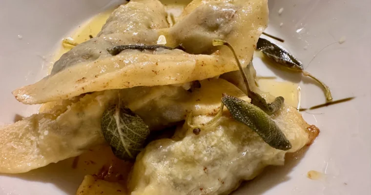 I RAVIOLI CON IL RIPIENO DI FUNGHI, PATATE E TARTUFO