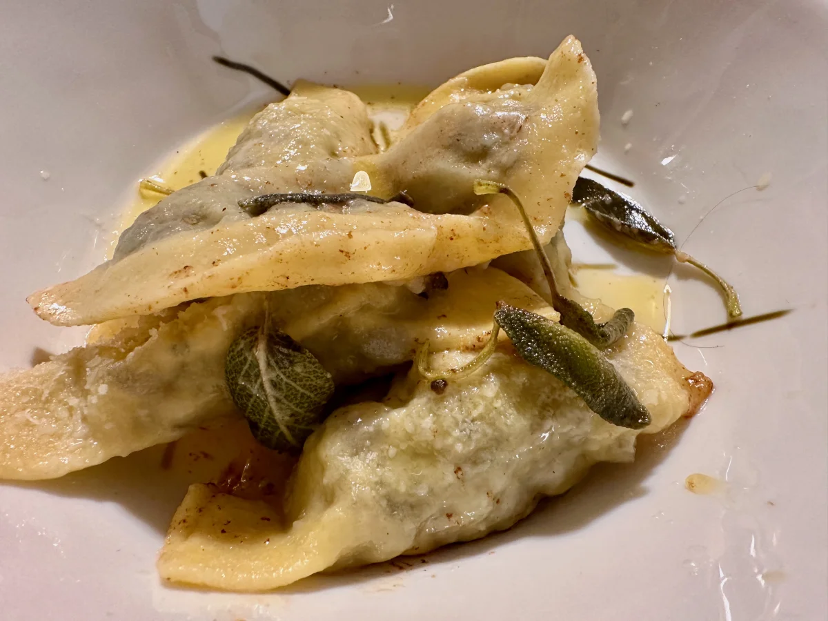 I RAVIOLI CON IL RIPIENO DI FUNGHI, PATATE E TARTUFO