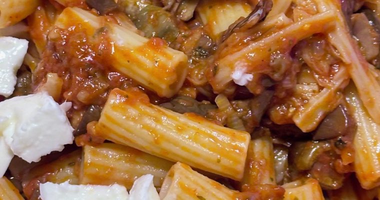 I MACCHERONI CON IL SUGO DI MELANZANE