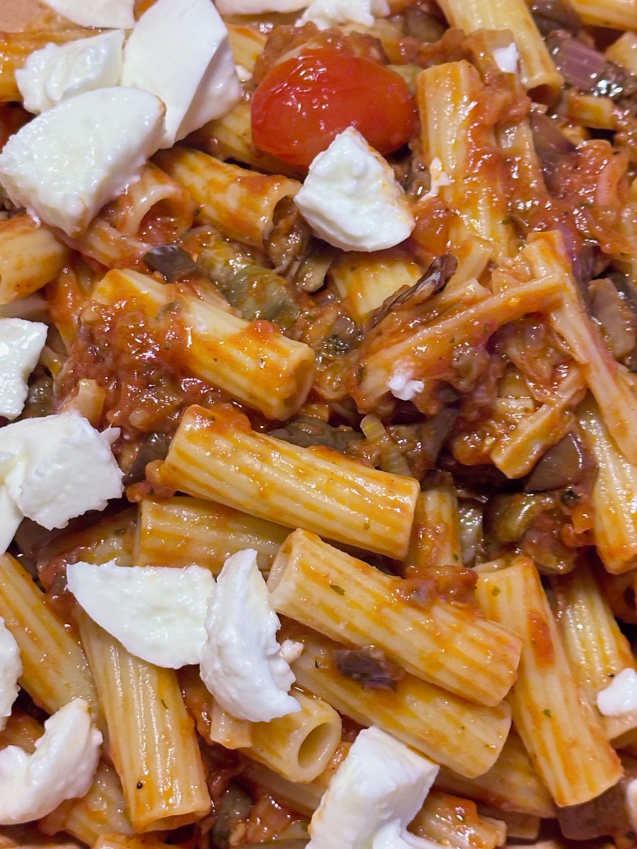 I MACCHERONI CON IL SUGO DI MELANZANE